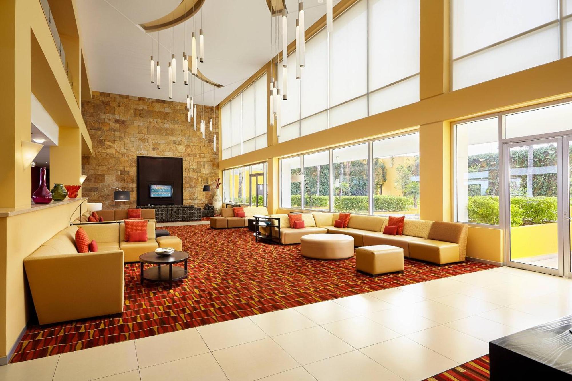 Courtyard By Marriott Leon At The Poliforum Ngoại thất bức ảnh